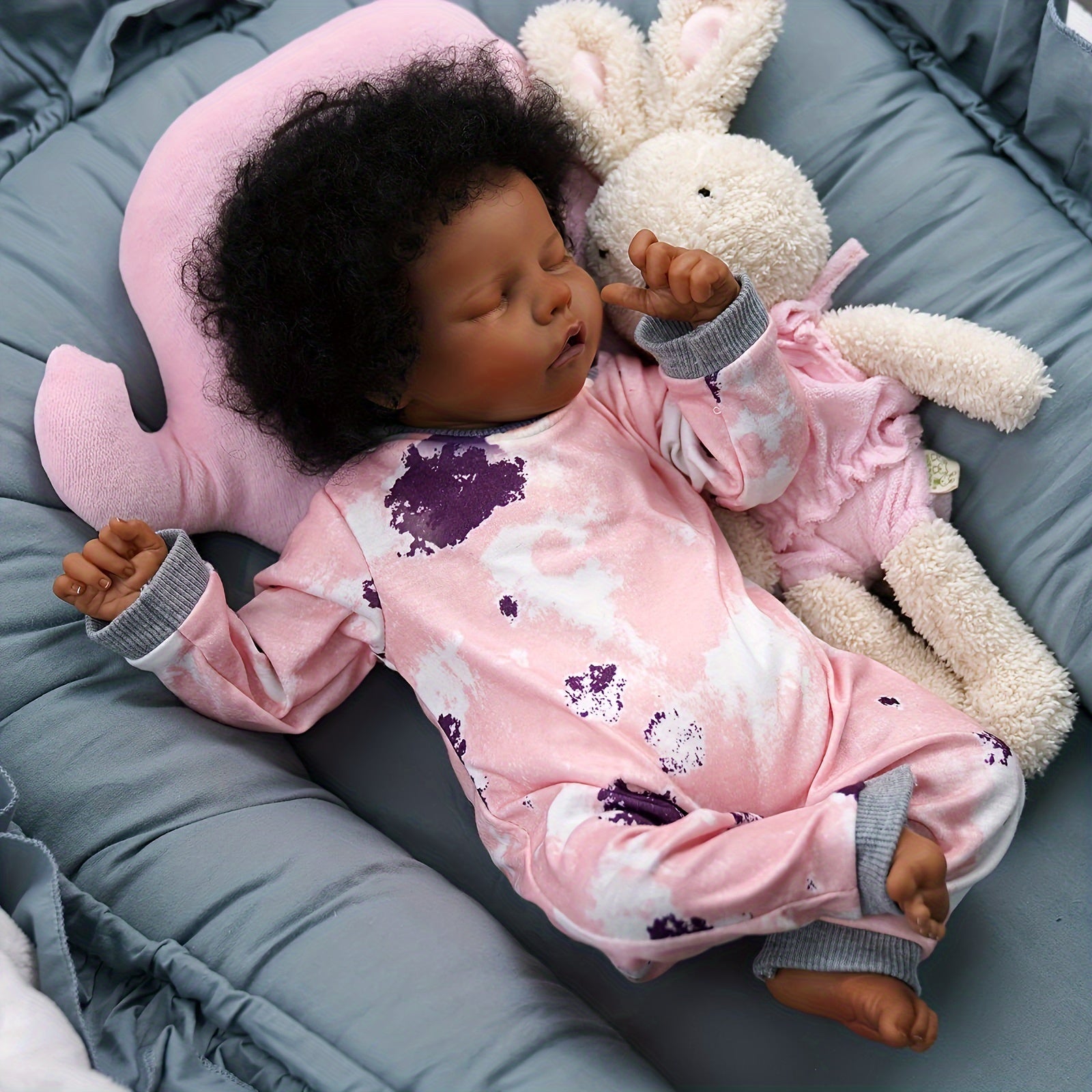 Poup¨¦e r¨¦aliste JIZHI Lifelike Reborn Baby Doll Black 17 pouces, corps souple et r¨¦aliste, sangle de corps en tissu, ensemble d'accessoires d'alimentation, convient aux cadeaux de No?l et du Nouvel An pour les enfants de plus de 3 ans.
