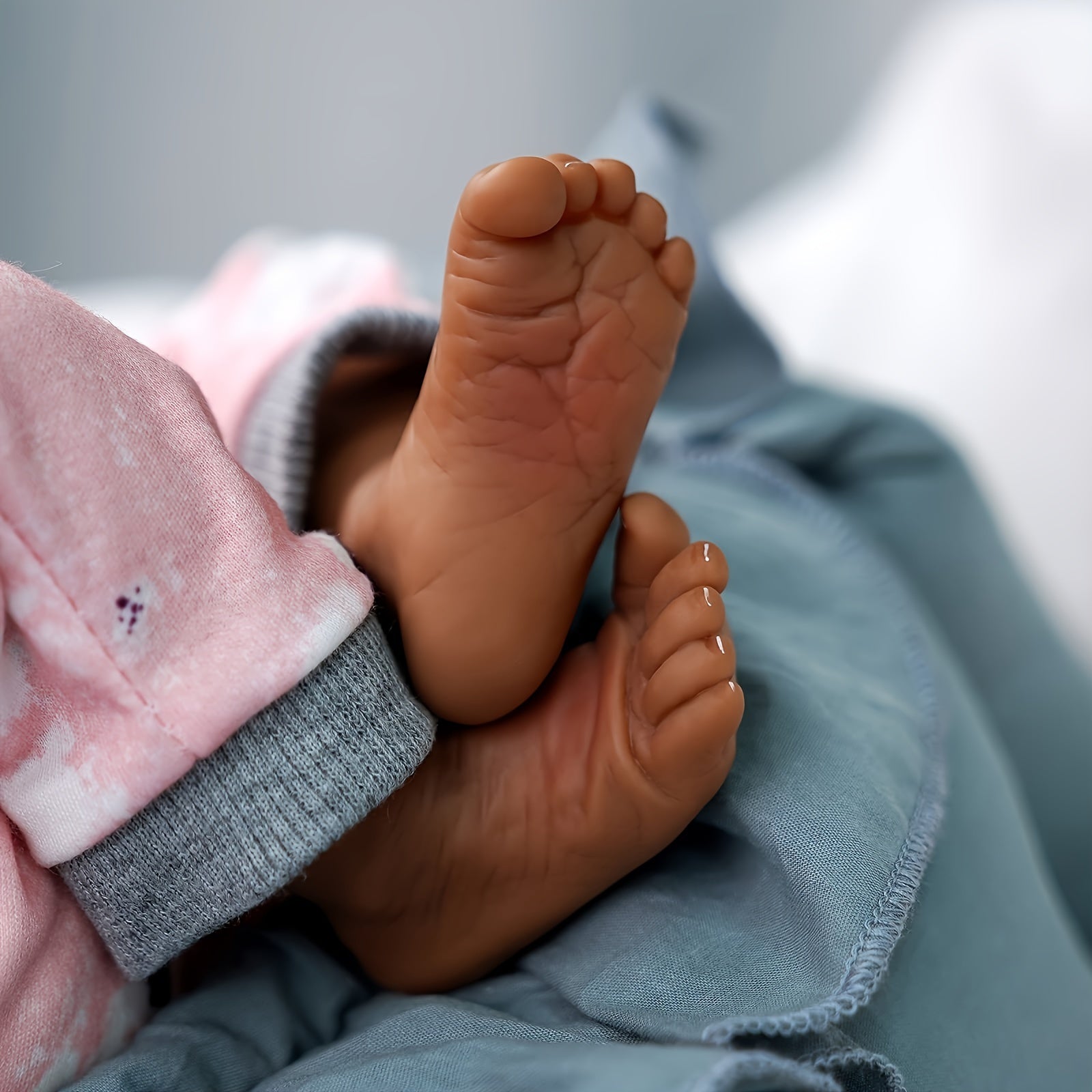 Poup¨¦e r¨¦aliste JIZHI Lifelike Reborn Baby Doll Black 17 pouces, corps souple et r¨¦aliste, sangle de corps en tissu, ensemble d'accessoires d'alimentation, convient aux cadeaux de No?l et du Nouvel An pour les enfants de plus de 3 ans.