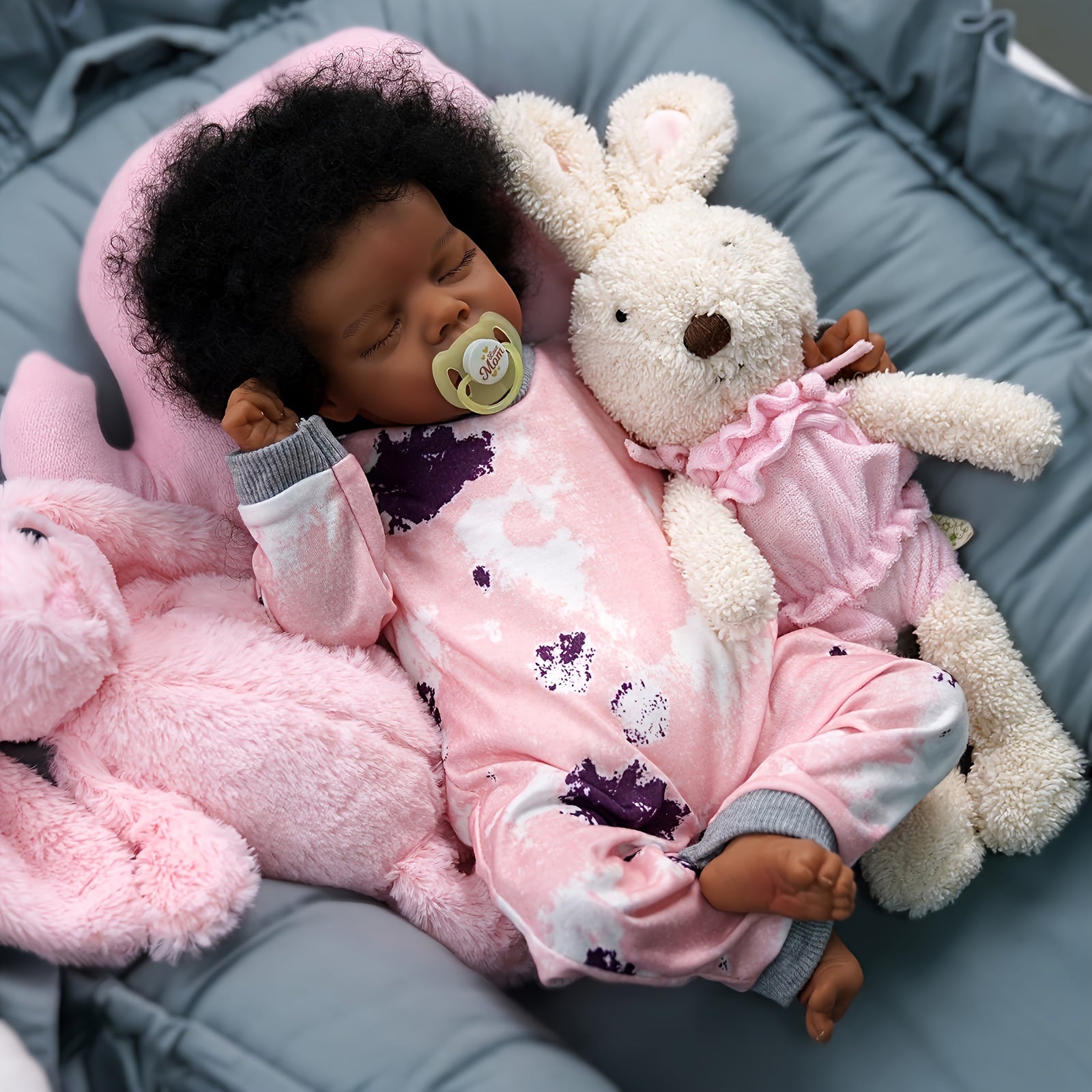 Poup¨¦e r¨¦aliste JIZHI Lifelike Reborn Baby Doll Black 17 pouces, corps souple et r¨¦aliste, sangle de corps en tissu, ensemble d'accessoires d'alimentation, convient aux cadeaux de No?l et du Nouvel An pour les enfants de plus de 3 ans.